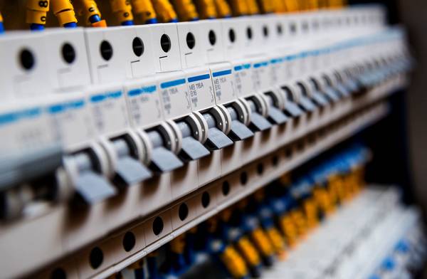 Electrical equipement for circuit breakers